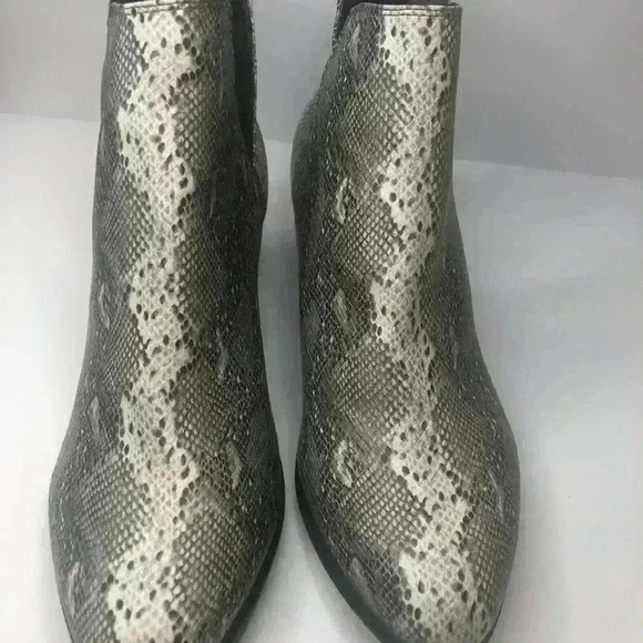 Crochet Ladies Slip on Gray Faux Snake Skin Ankle Booties NWOB size 9 - Picture 2 of 5